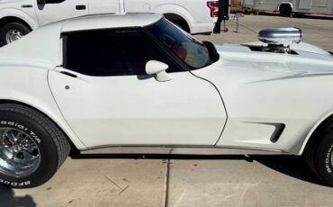 Chevrolet-corvette-stingray-1977-white-11