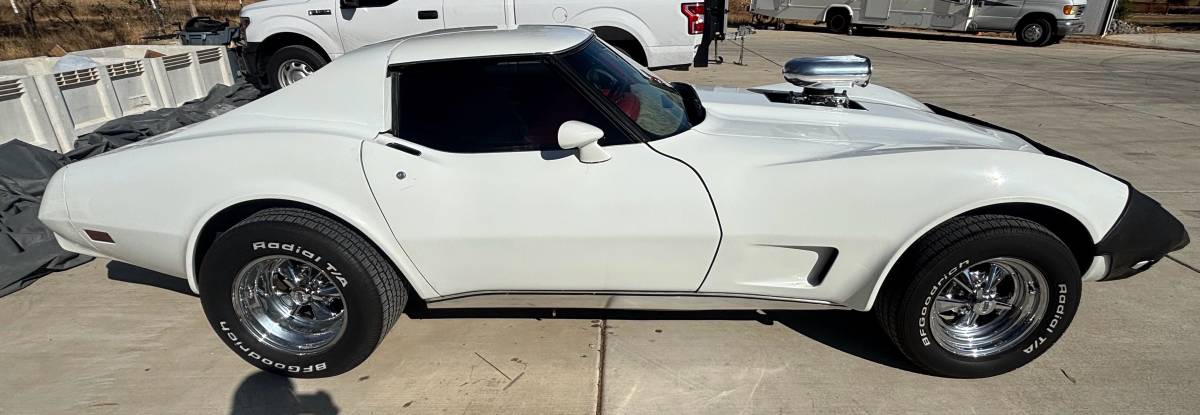 Chevrolet-corvette-stingray-1977-white-11