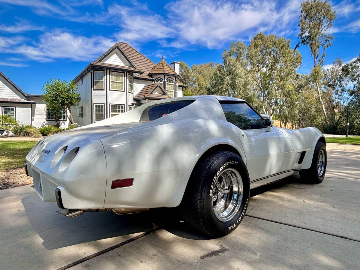 Chevrolet-corvette-stingray-1977-white-12