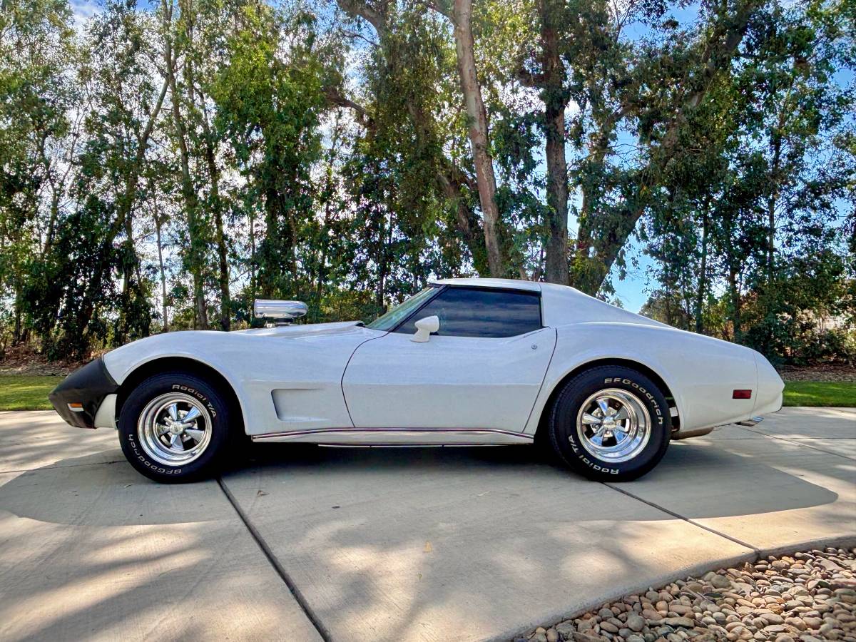 Chevrolet-corvette-stingray-1977-white-15