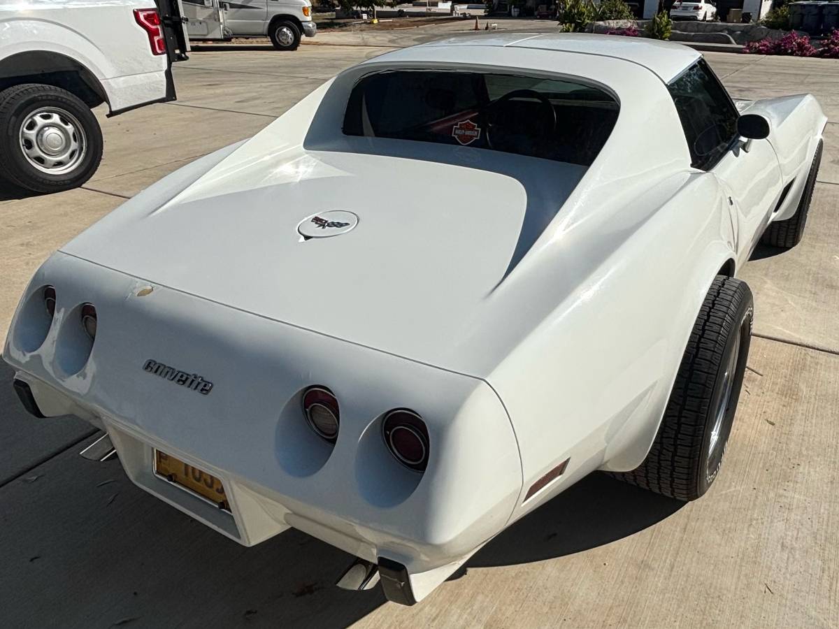 Chevrolet-corvette-stingray-1977-white-2
