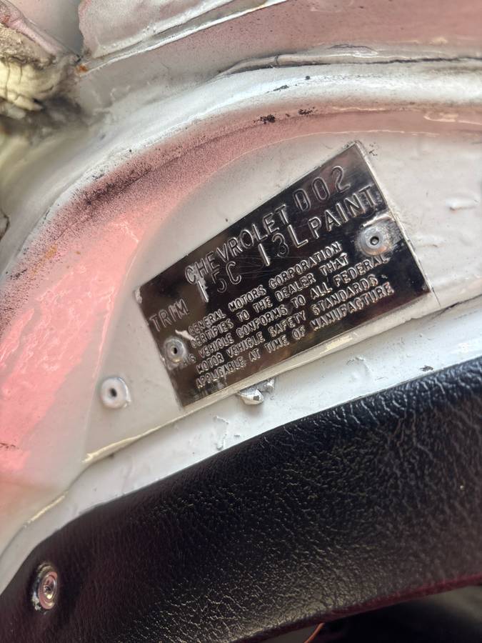 Chevrolet-corvette-stingray-1977-white-4