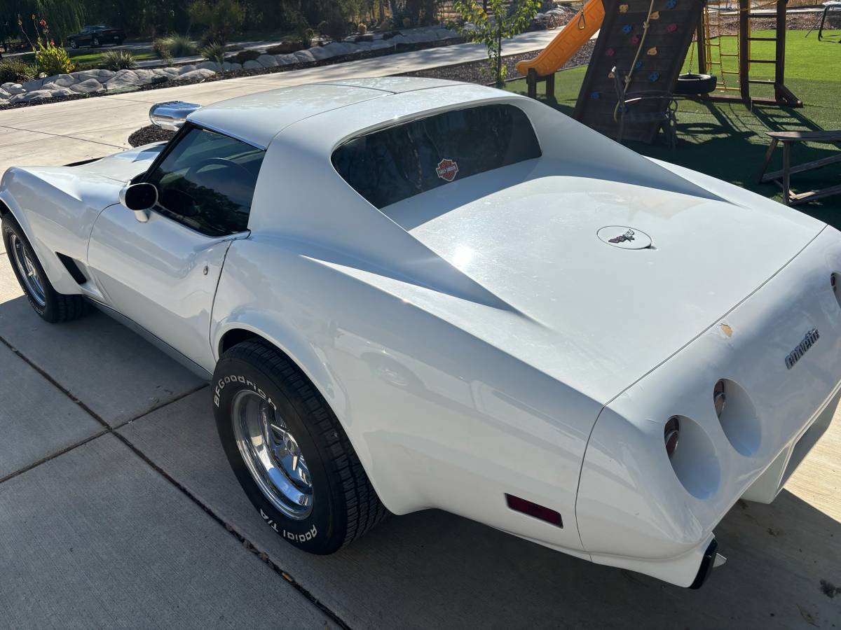 Chevrolet-corvette-stingray-1977-white-6