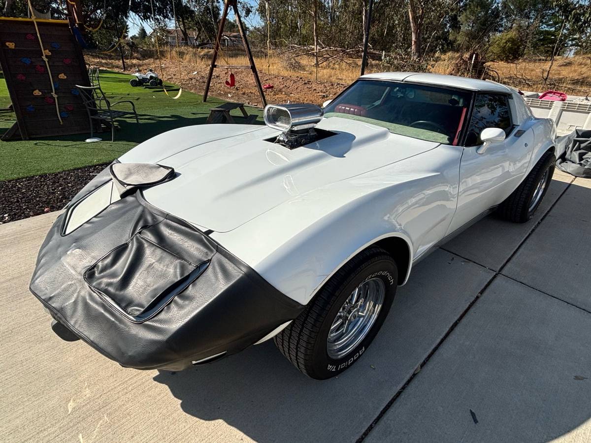 Chevrolet-corvette-stingray-1977-white-7
