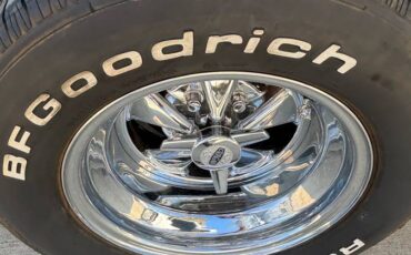 Chevrolet-corvette-stingray-1977-white-8