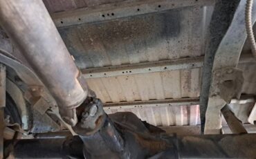 Chevrolet-custom-deluxe-1975-yellow-12