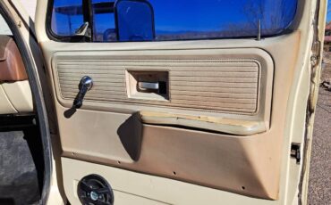 Chevrolet-custom-deluxe-1975-yellow-14