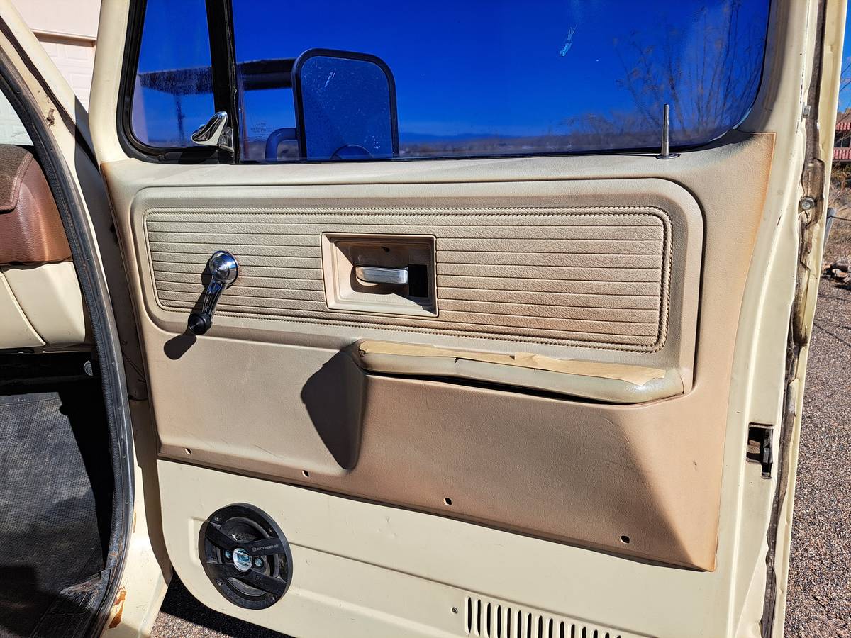 Chevrolet-custom-deluxe-1975-yellow-14