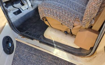 Chevrolet-custom-deluxe-1975-yellow-15