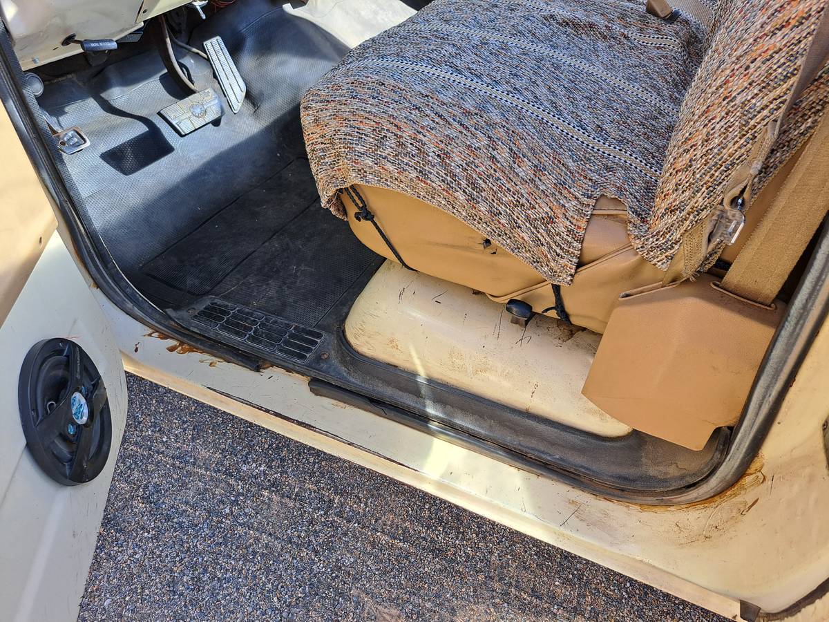 Chevrolet-custom-deluxe-1975-yellow-15