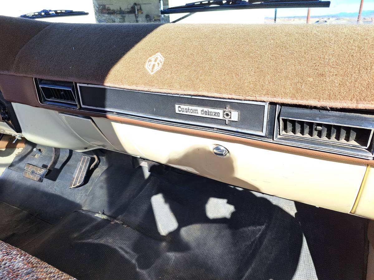 Chevrolet-custom-deluxe-1975-yellow-16