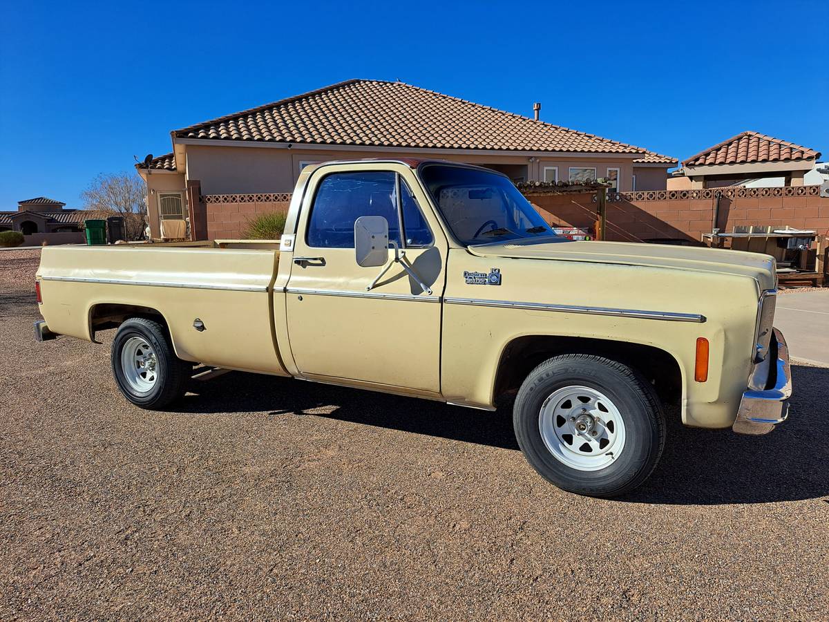 Chevrolet-custom-deluxe-1975-yellow-17