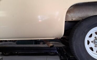 Chevrolet-custom-deluxe-1975-yellow-18