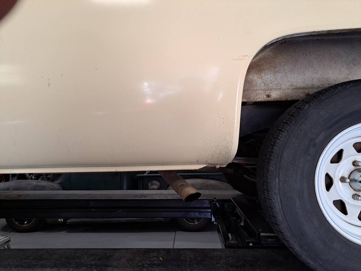 Chevrolet-custom-deluxe-1975-yellow-18