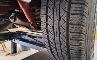 Chevrolet-custom-deluxe-1975-yellow-2
