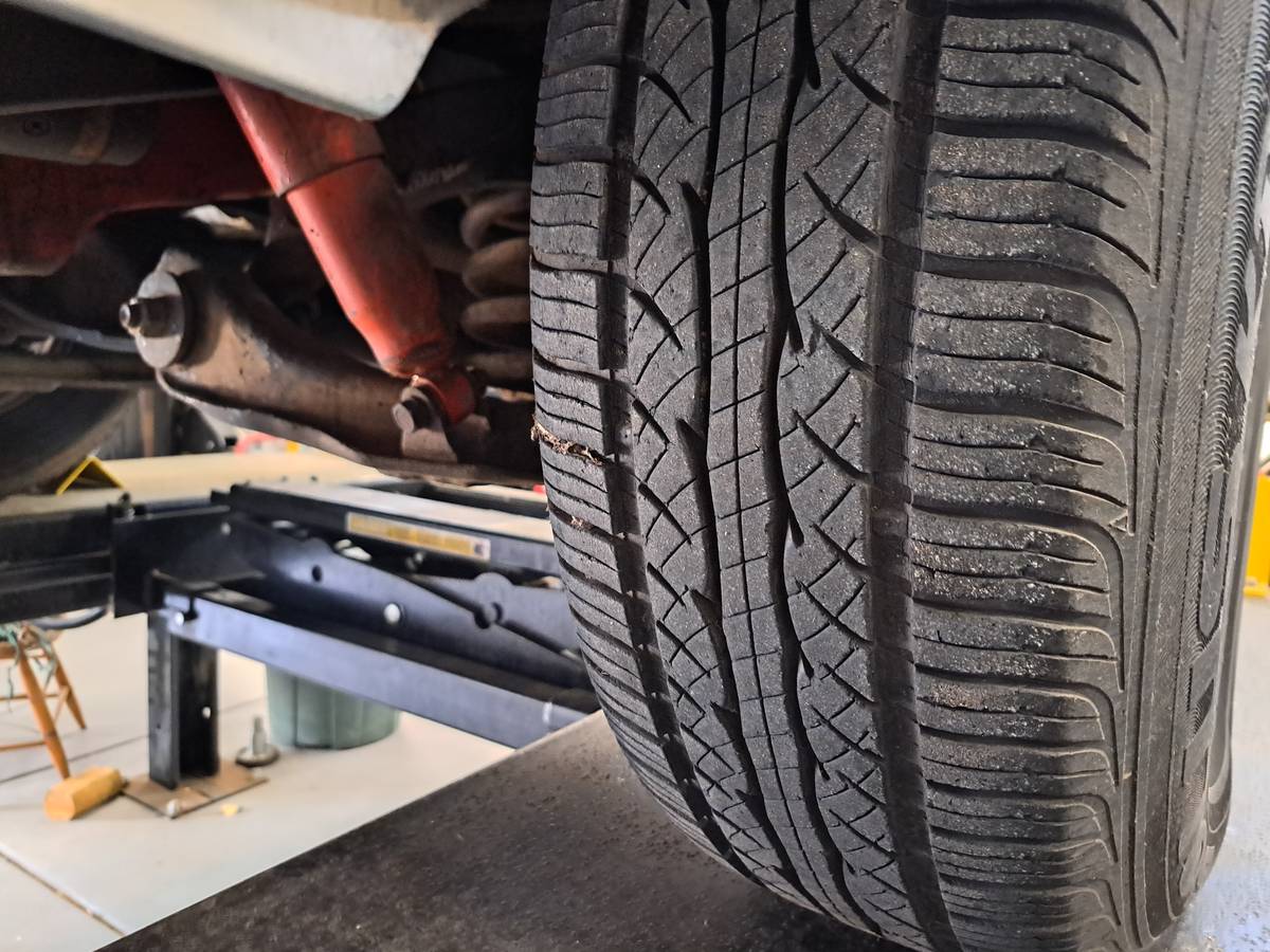 Chevrolet-custom-deluxe-1975-yellow-2