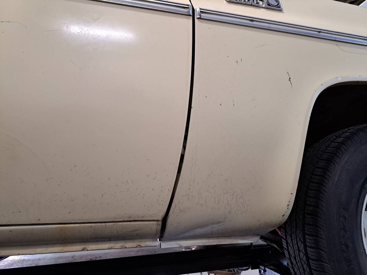 Chevrolet-custom-deluxe-1975-yellow-20