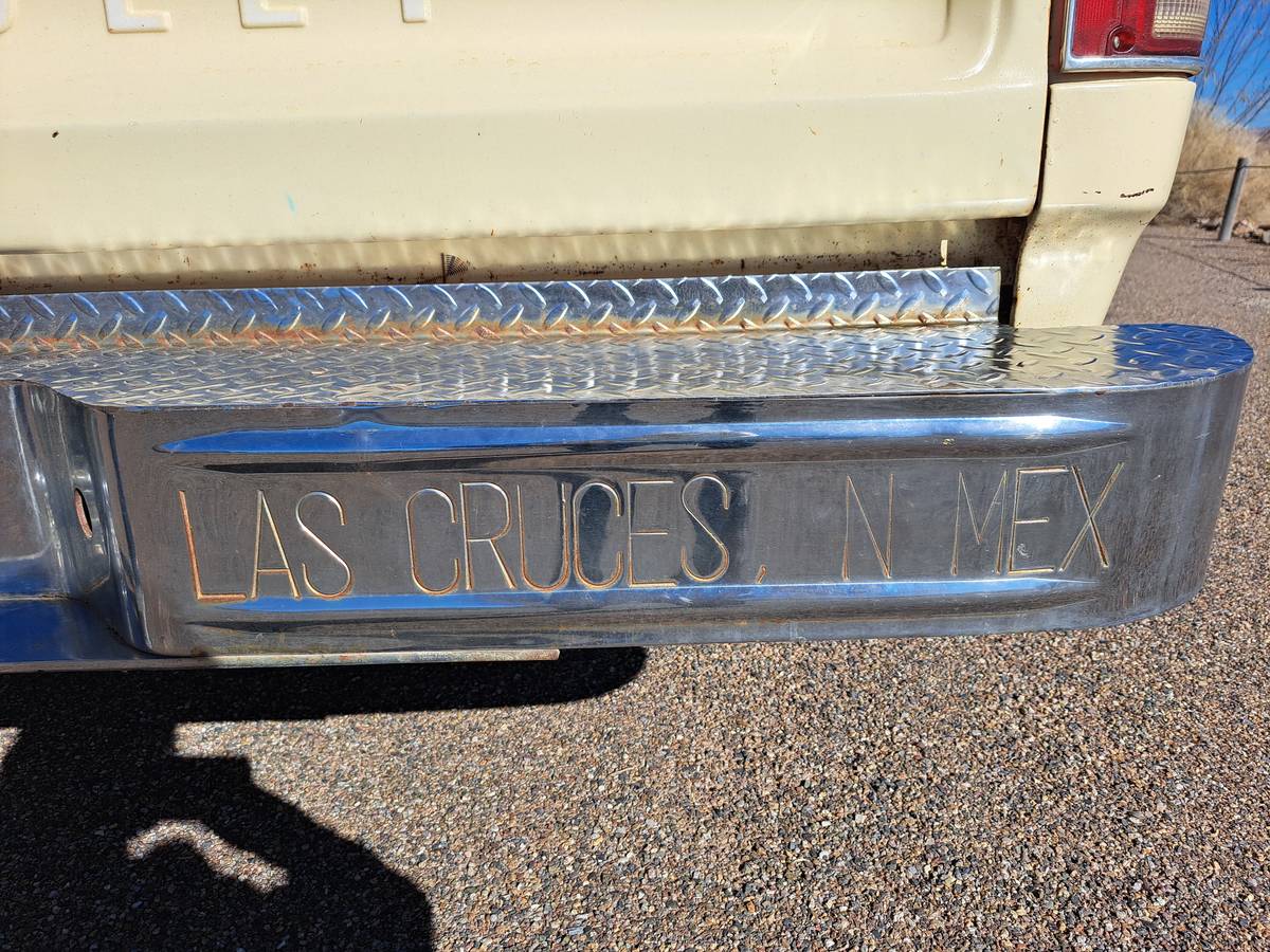 Chevrolet-custom-deluxe-1975-yellow-21