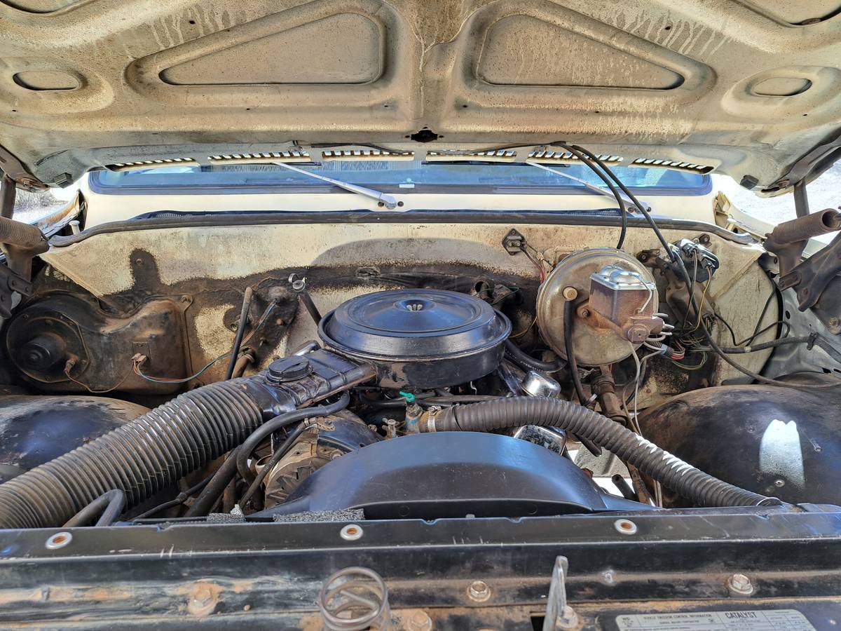 Chevrolet-custom-deluxe-1975-yellow-22