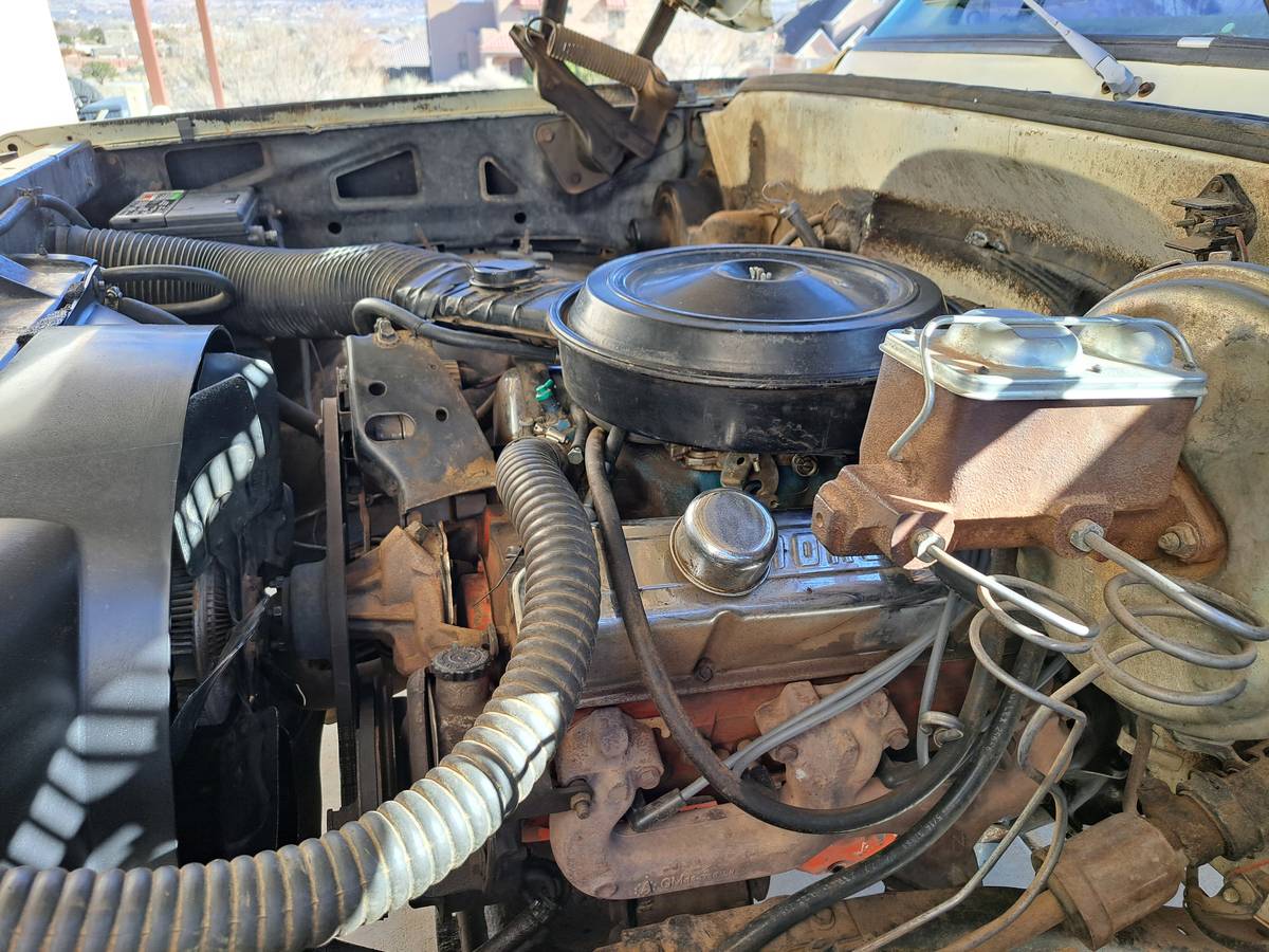 Chevrolet-custom-deluxe-1975-yellow-4