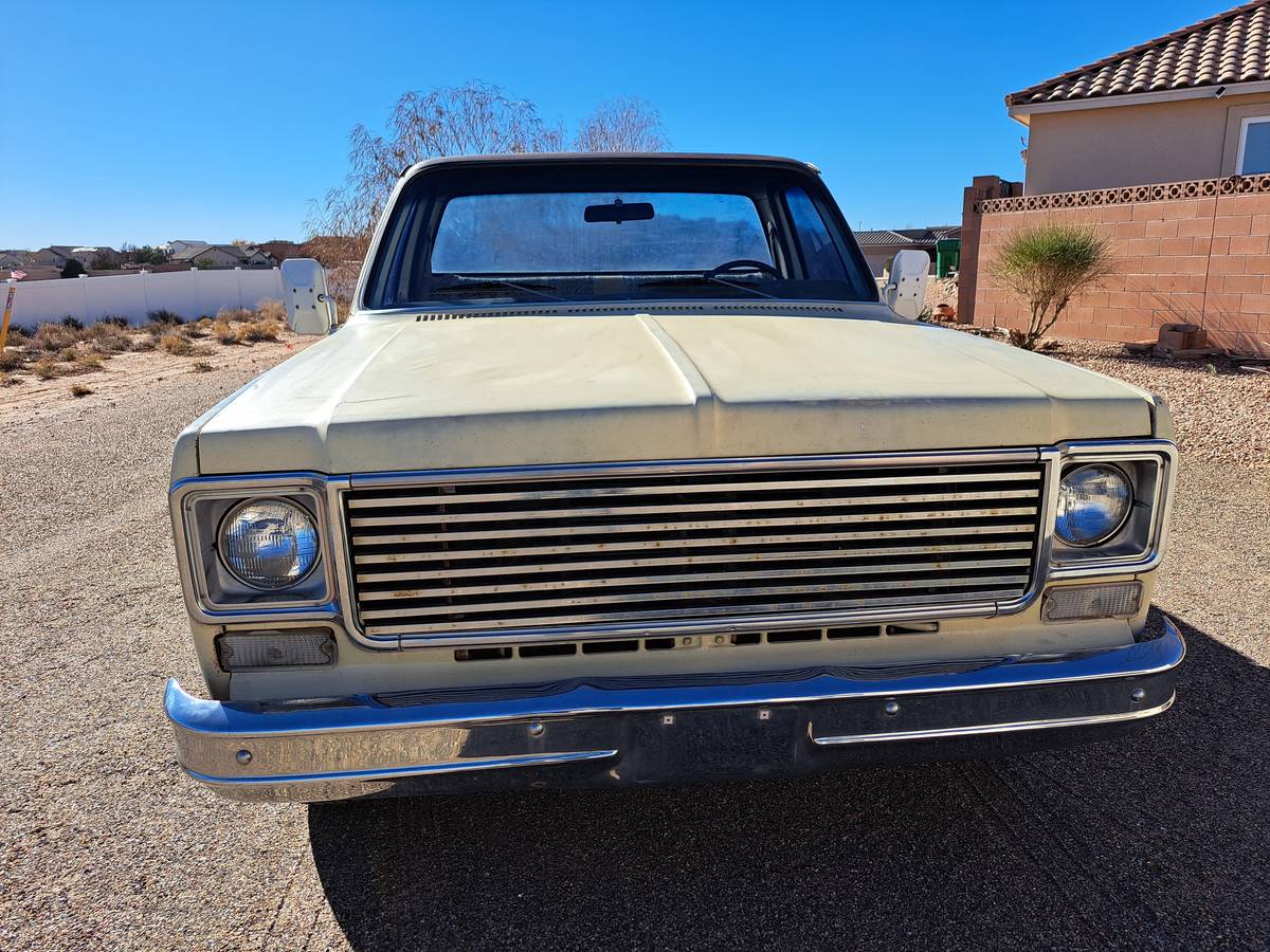 Chevrolet-custom-deluxe-1975-yellow-7