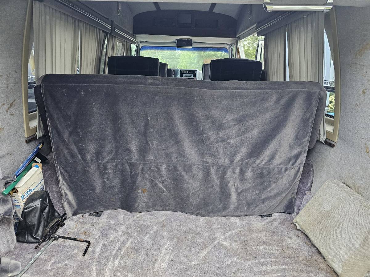 Chevrolet-g20-van-1989-white-10