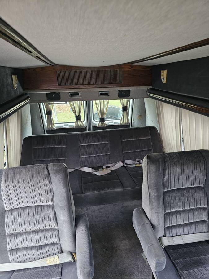 Chevrolet-g20-van-1989-white-12