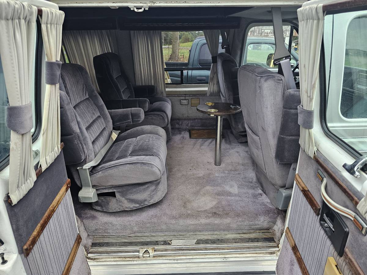 Chevrolet-g20-van-1989-white-13