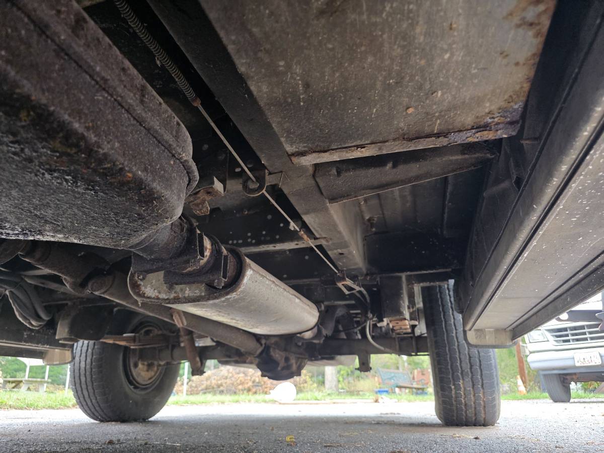 Chevrolet-g20-van-1989-white-15