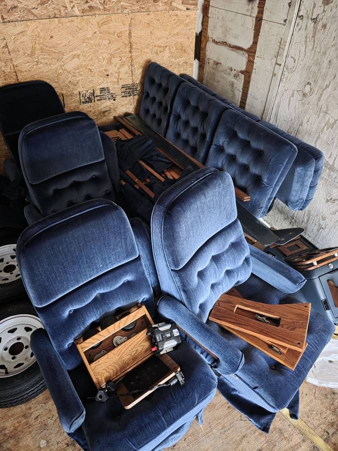 Chevrolet-g20-van-1989-white-21