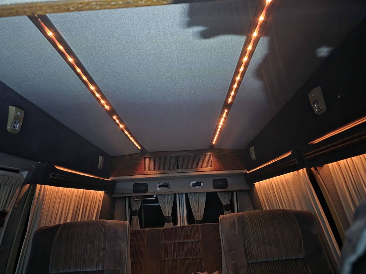 Chevrolet-g20-van-1989-white-22