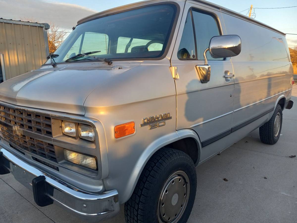Chevrolet-g30-1994-silver-2