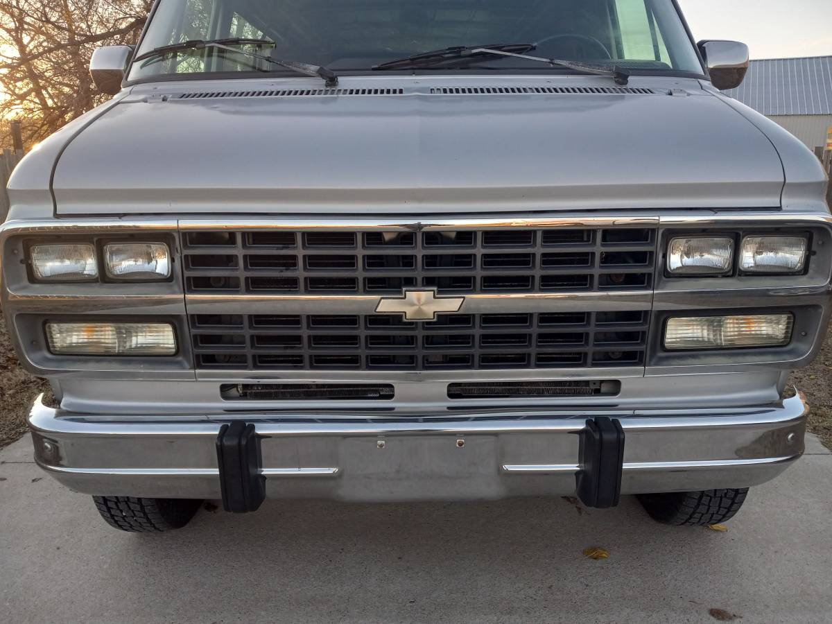 Chevrolet-g30-1994-silver-4