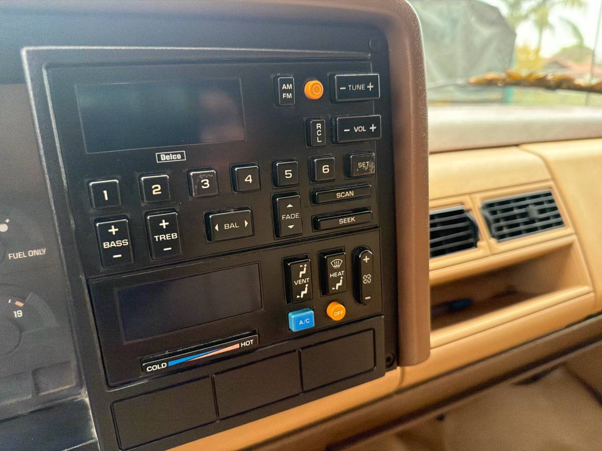 Chevrolet-gmt-400-1-ton-nominal-1988-white-11