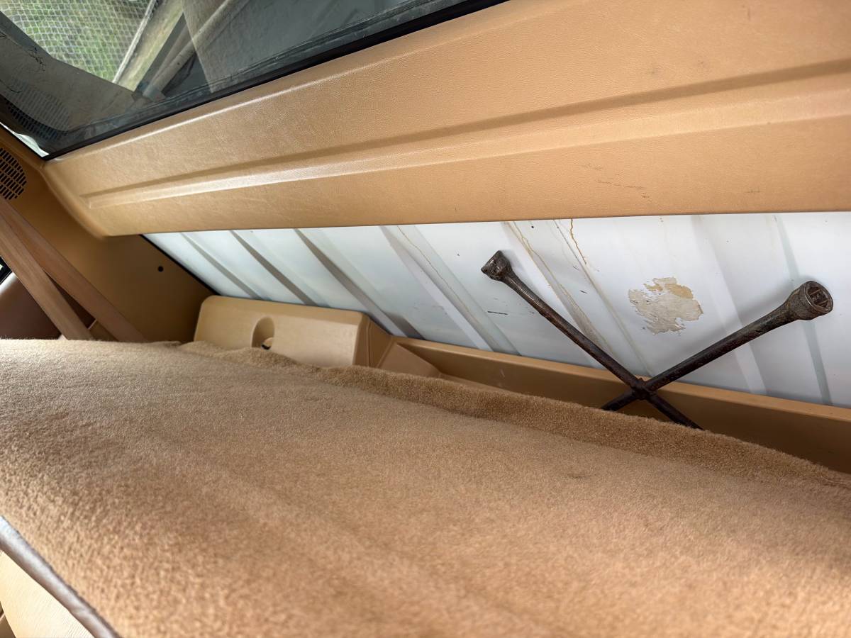 Chevrolet-gmt-400-1-ton-nominal-1988-white-14