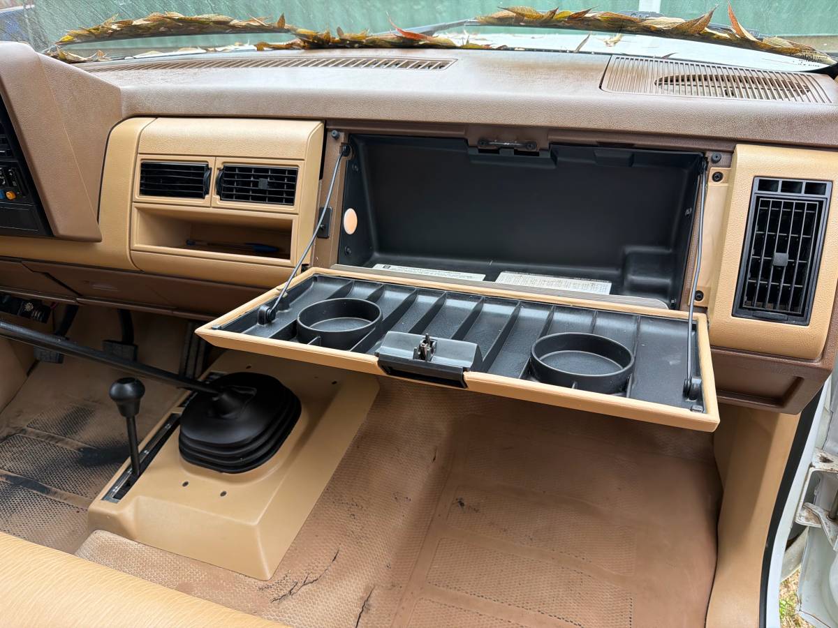 Chevrolet-gmt-400-1-ton-nominal-1988-white-5