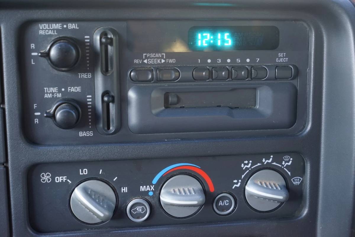 Chevrolet-gmt-400-1-ton-nominal-1996-red-15