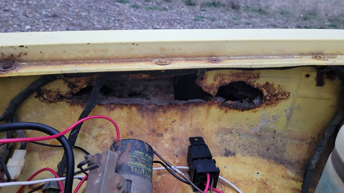 Chevrolet-luv-1976-yellow-11