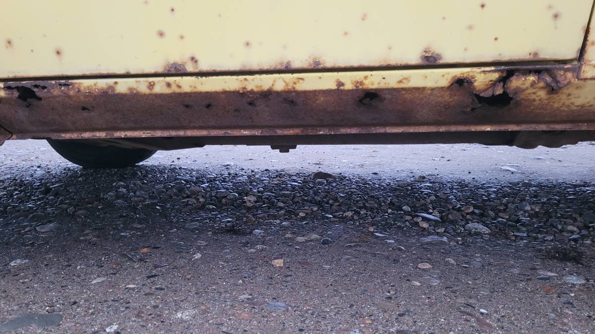 Chevrolet-luv-1976-yellow-12