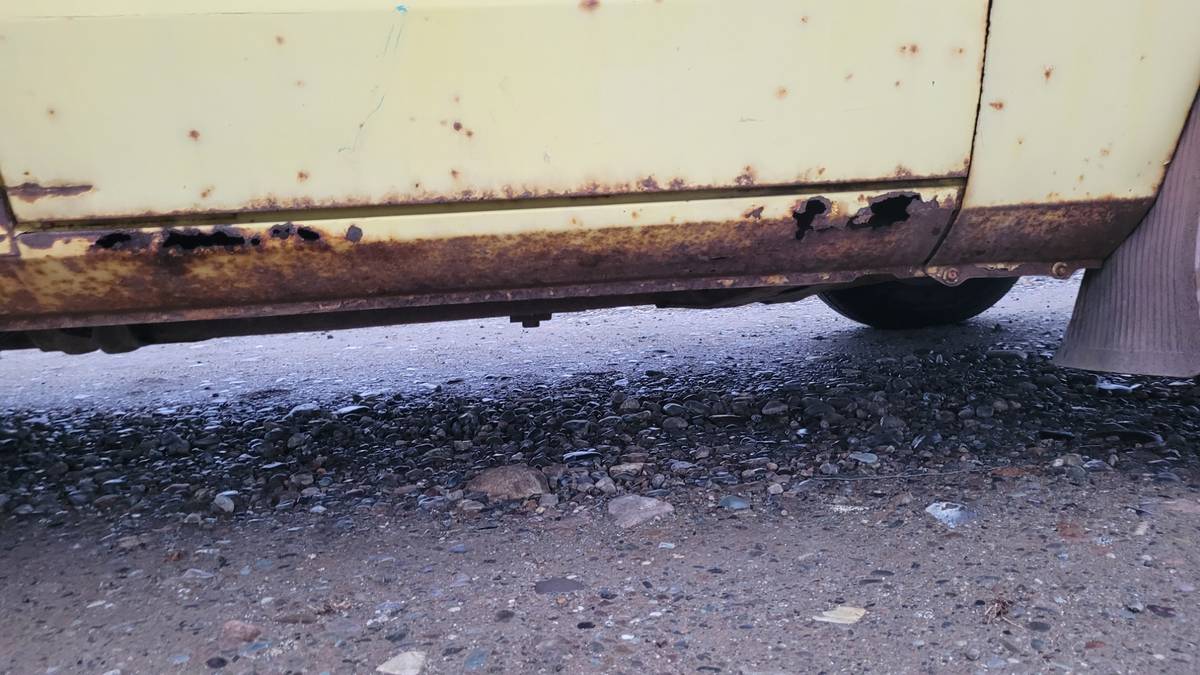 Chevrolet-luv-1976-yellow-13