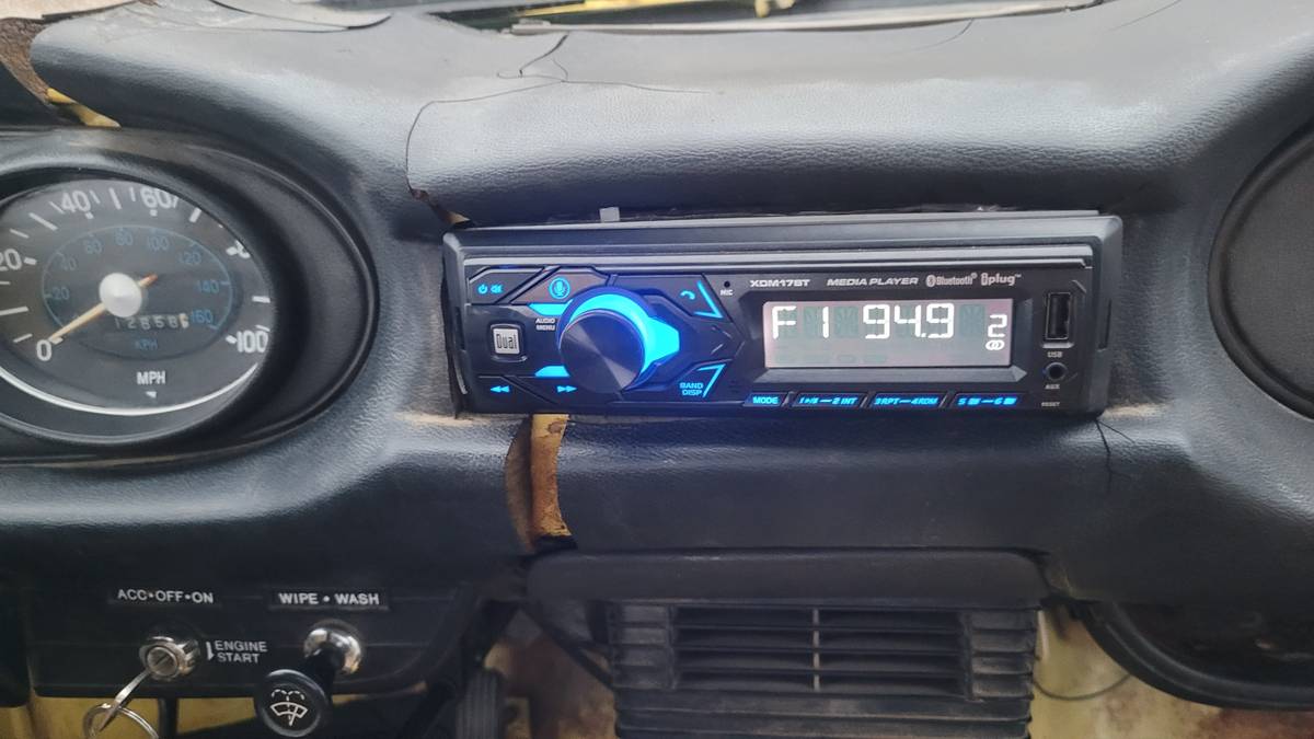 Chevrolet-luv-1976-yellow-15