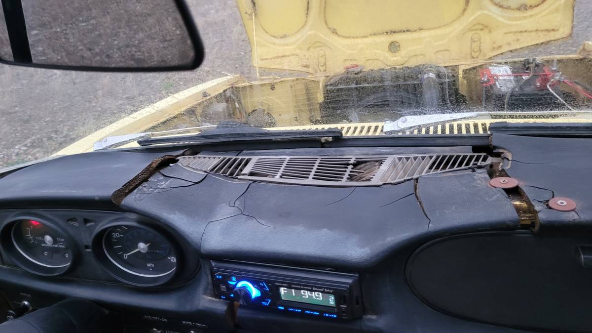 Chevrolet-luv-1976-yellow-16