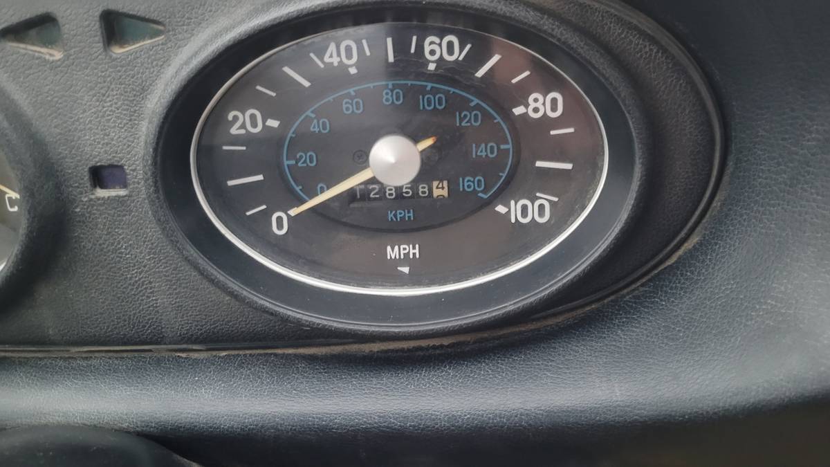 Chevrolet-luv-1976-yellow-3