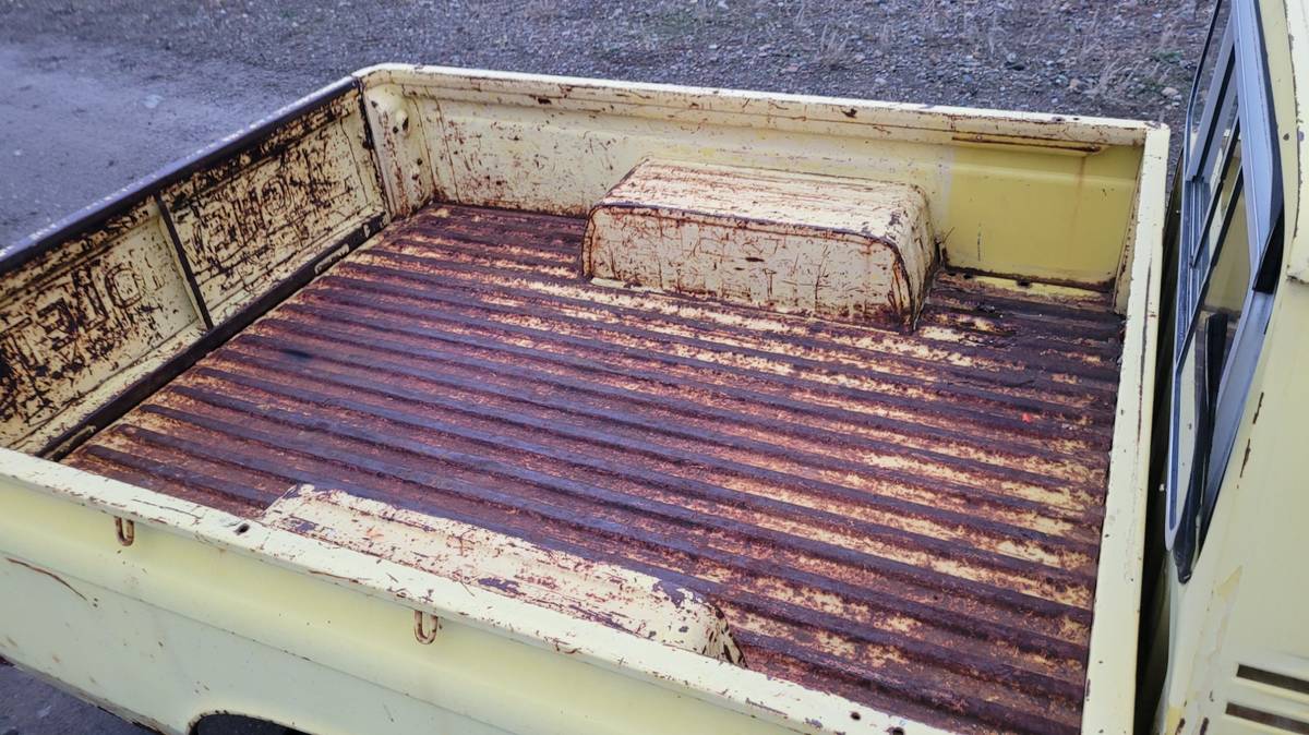 Chevrolet-luv-1976-yellow-4