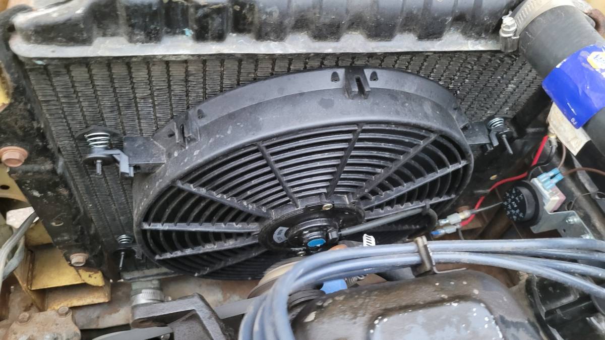 Chevrolet-luv-1976-yellow-8