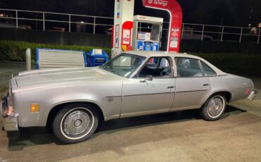 Chevrolet-malibu-1976-silver-1