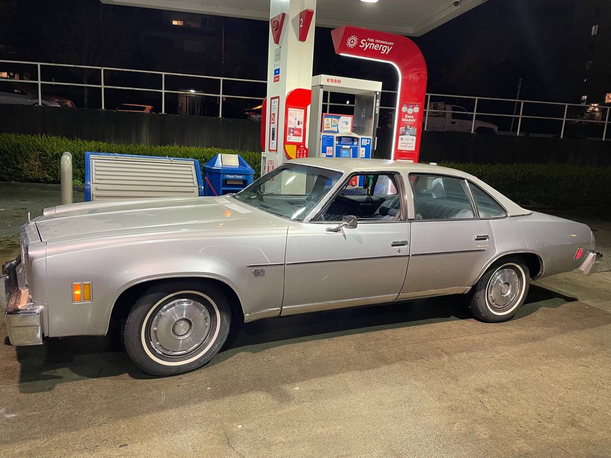 Chevrolet-malibu-1976-silver-1