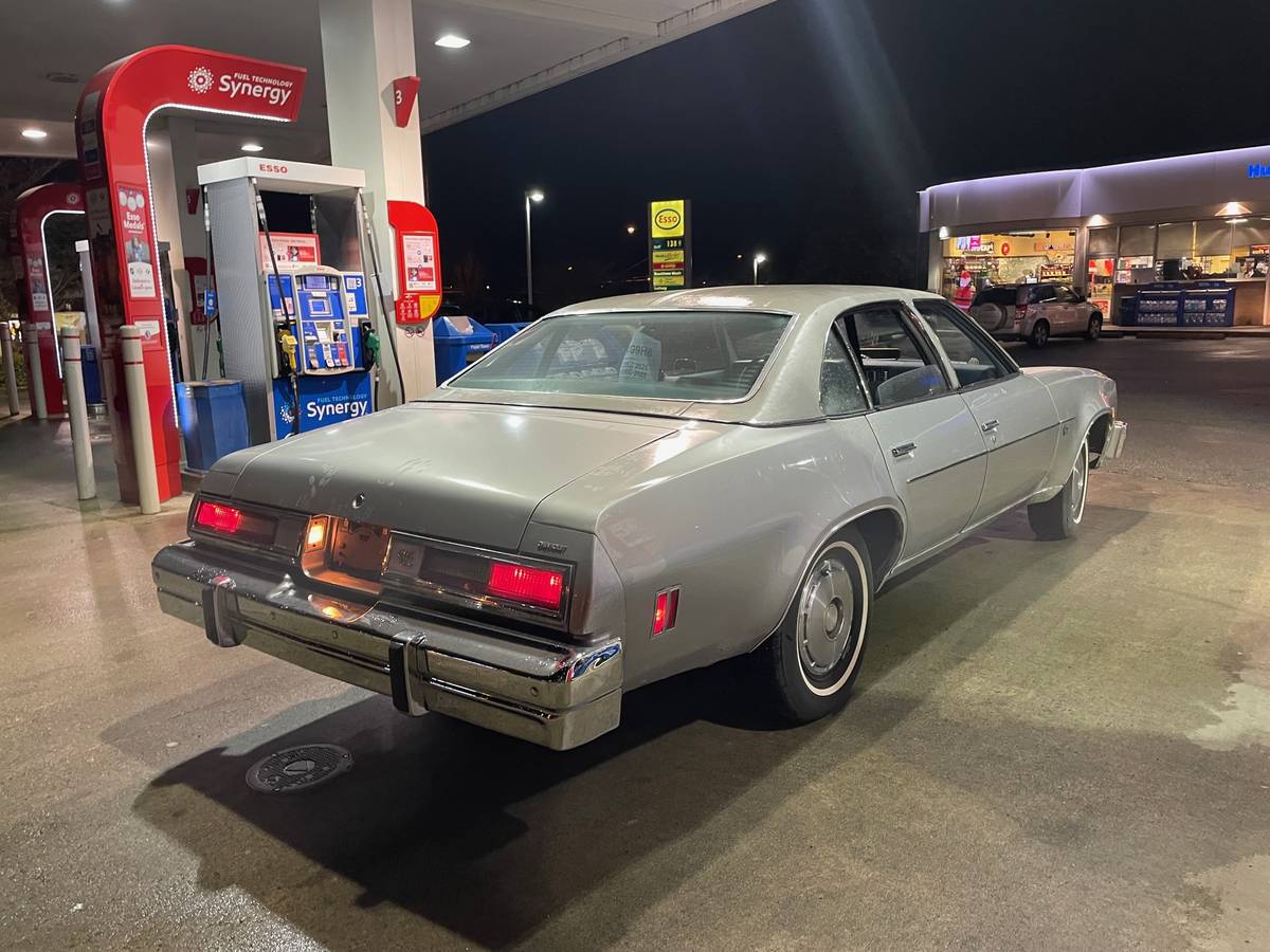 Chevrolet-malibu-1976-silver-4