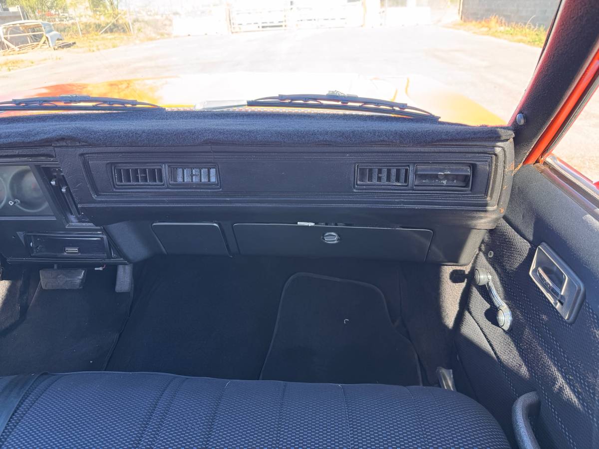Chevrolet-nova-1978-orange-17