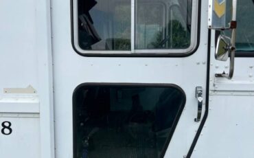 Chevrolet-p30-diesel-1993-white-13